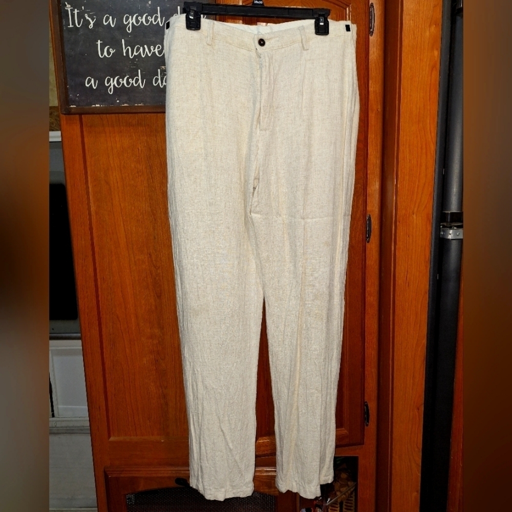An Unbranded pair of oatmeal colored linen blend pants in a mens large. EUC.